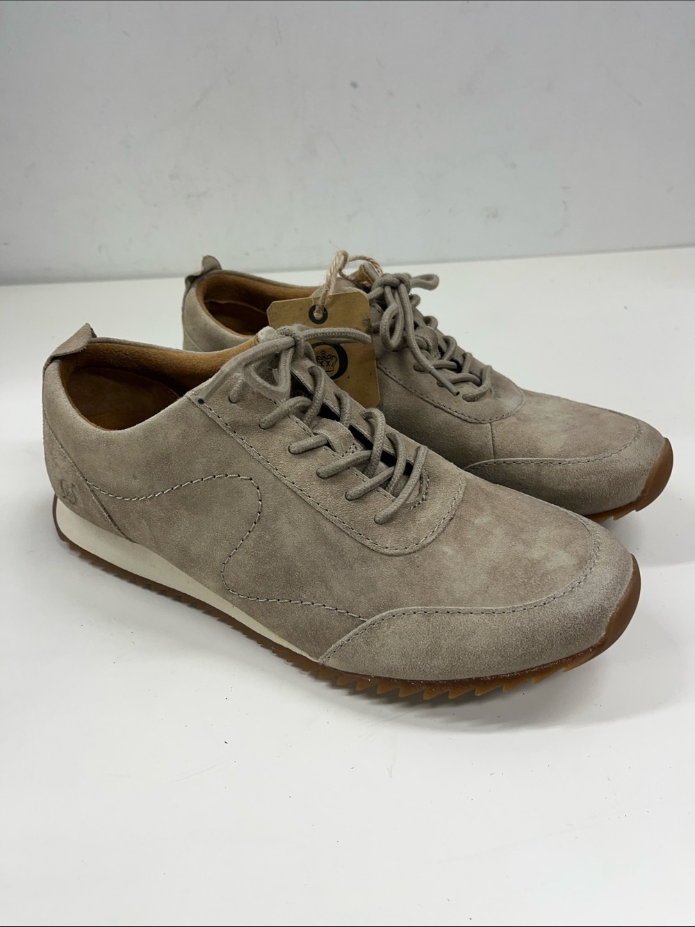 NWT BORN LYNN RETRO SNEAKER in Beige Distressed In Womens Size 9